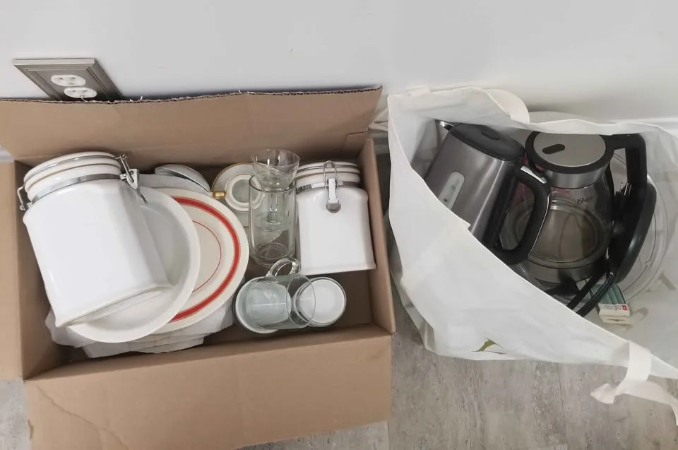 Random Assortment of Kitchen Items image indicator(10)