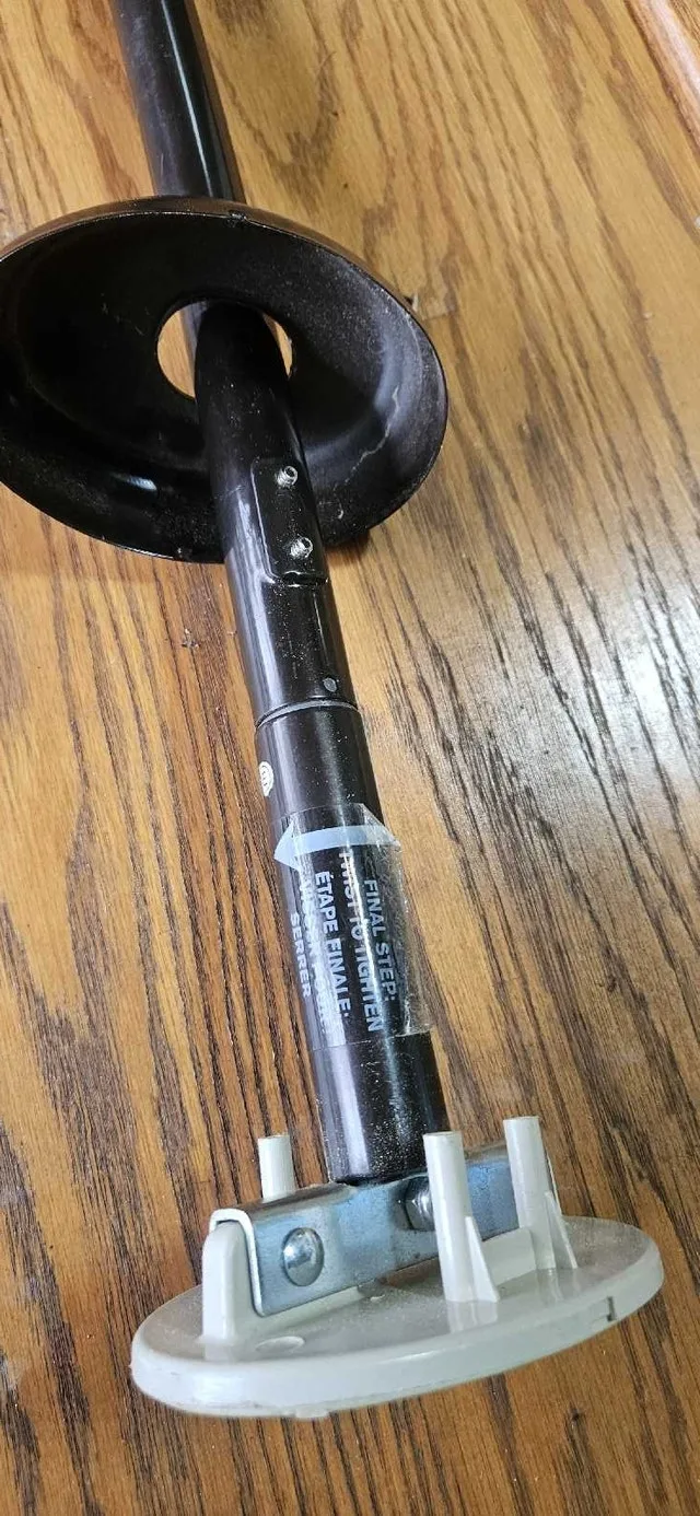 Adjustable shower rod, curved