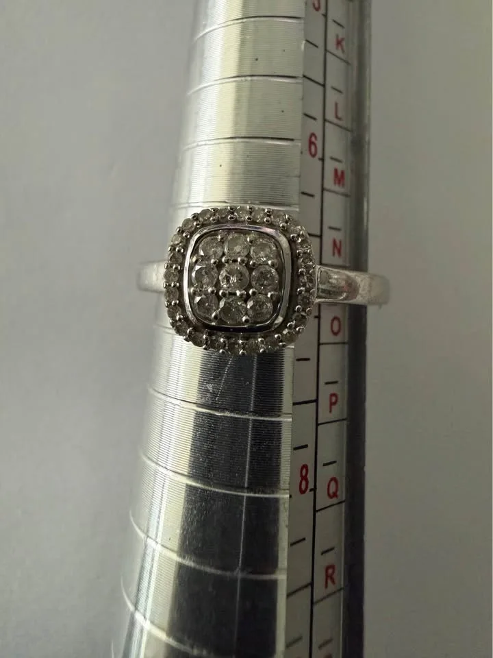 10 K gold ring with diamonds image indicator(2)
