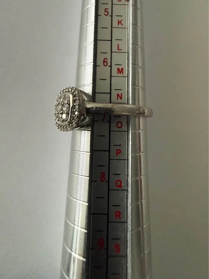 10 K gold ring with diamonds image indicator(3)