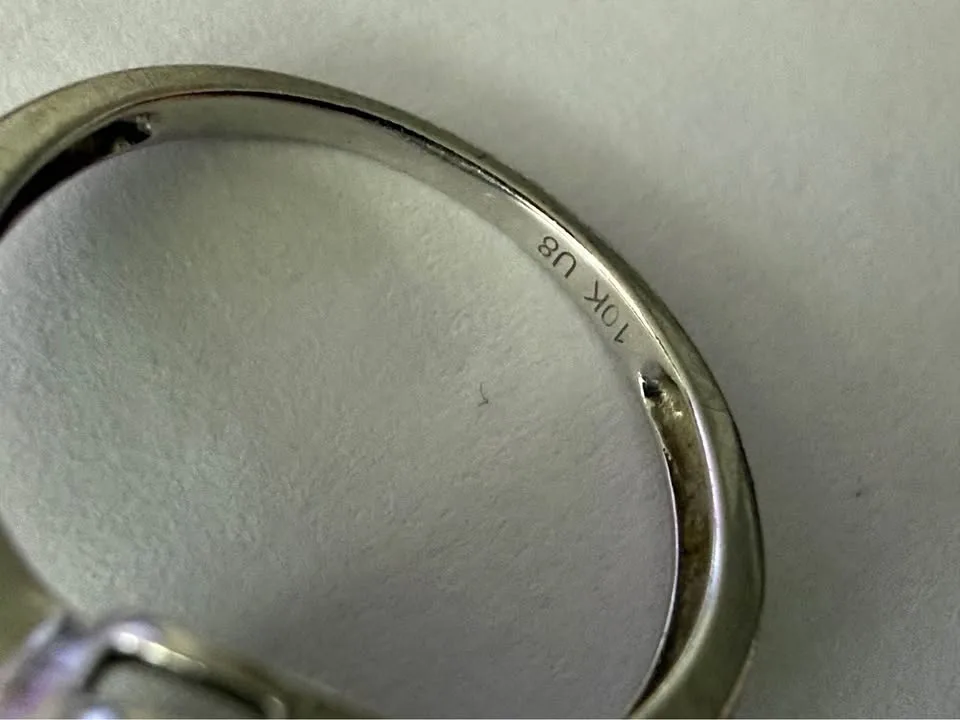 10 K gold ring with diamonds image indicator(5)