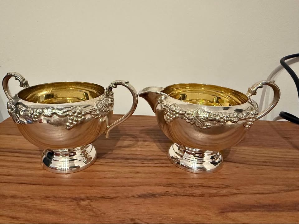 Essay Canada / Victorian Plate - Cream & Sugar Set - Grape Desig