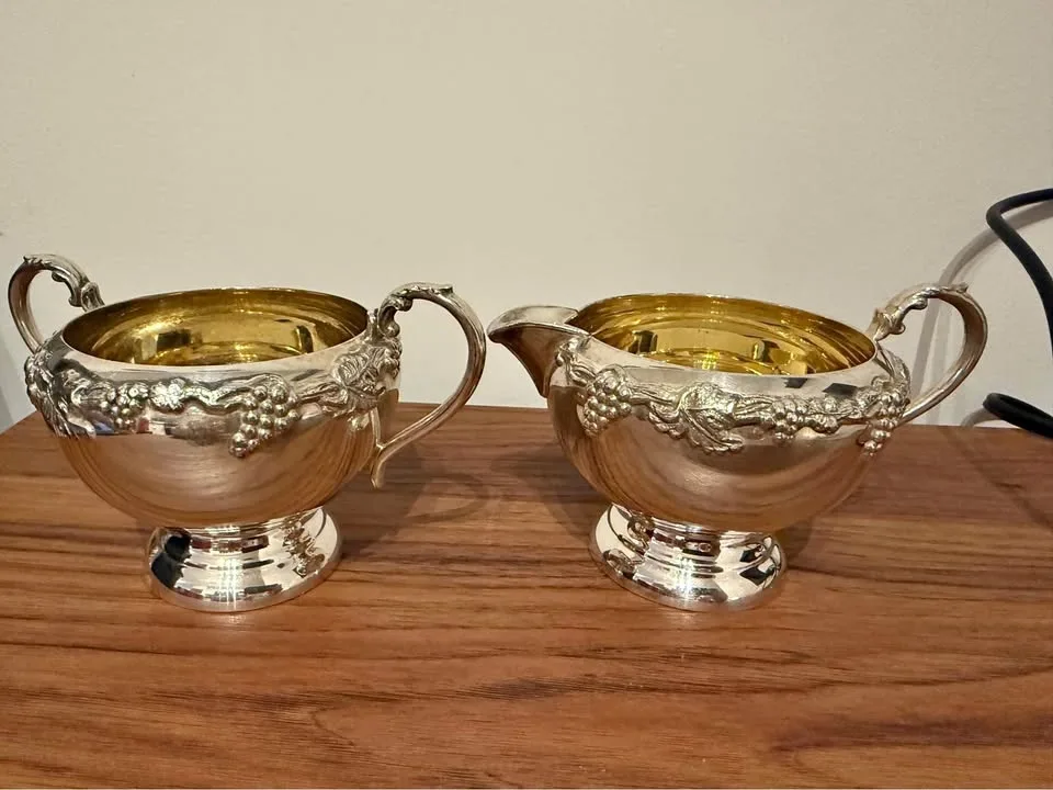 Essay Canada / Victorian Plate - Cream & Sugar Set - Grape Desig