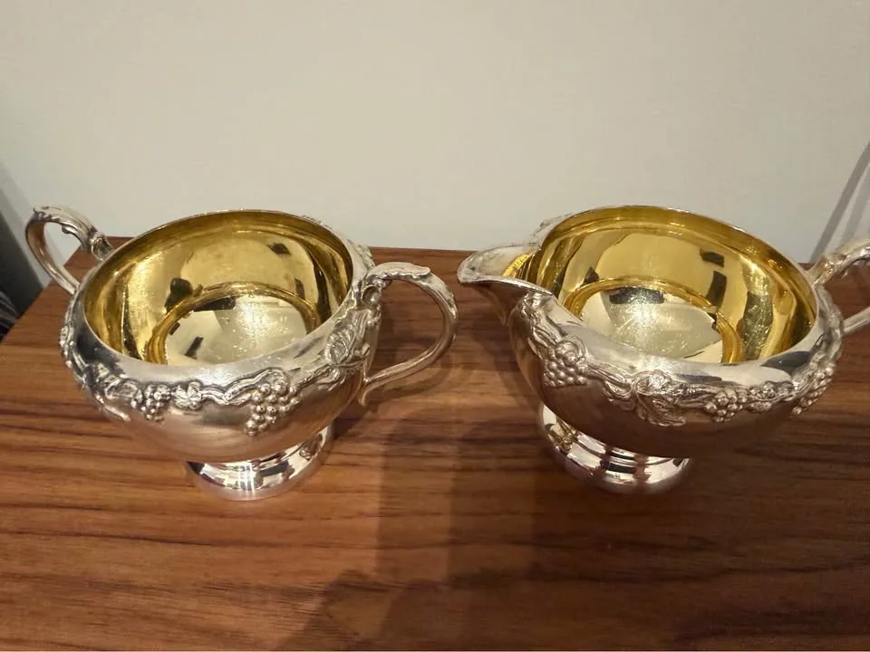 Essay Canada / Victorian Plate - Cream & Sugar Set - Grape Desig image indicator(2)