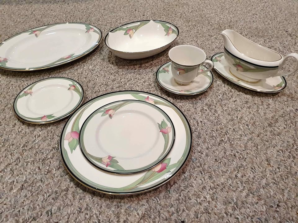Dishes: Royal Doulton Vogue Collection "Awakening"