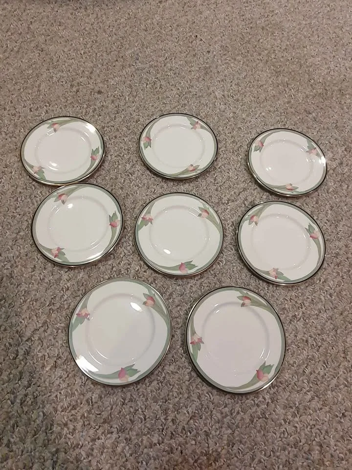 Royal Doulton Vogue Collection "Awakinging" China image indicator(4)