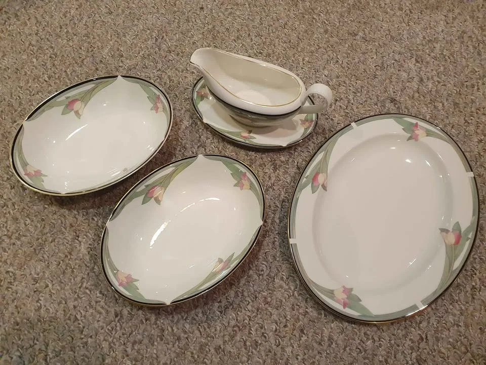 Royal Doulton Vogue Collection "Awakinging" China image indicator(6)