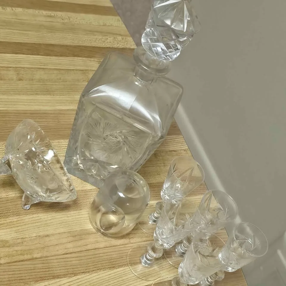 Crystal Decanter, Stopper, Sherry Glasses & FREE GIFT image indicator(3)