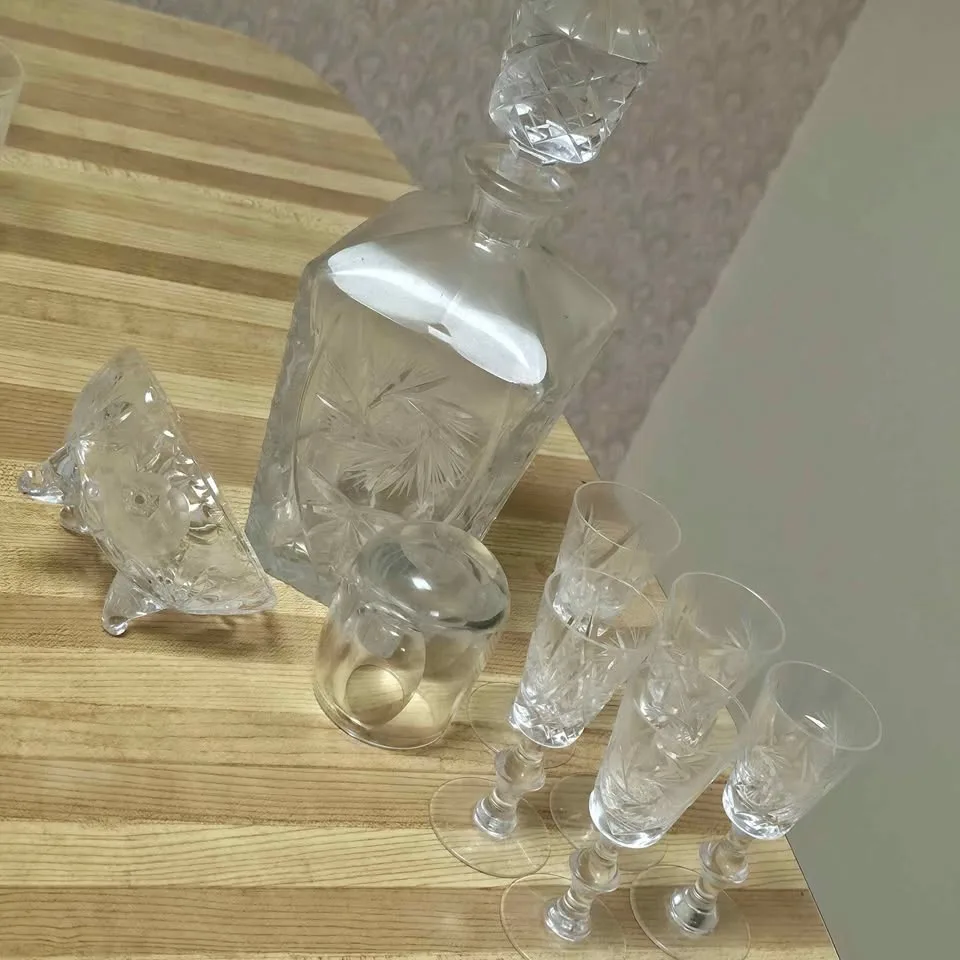 Crystal Decanter, Stopper, Sherry Glasses & FREE GIFT image indicator(10)