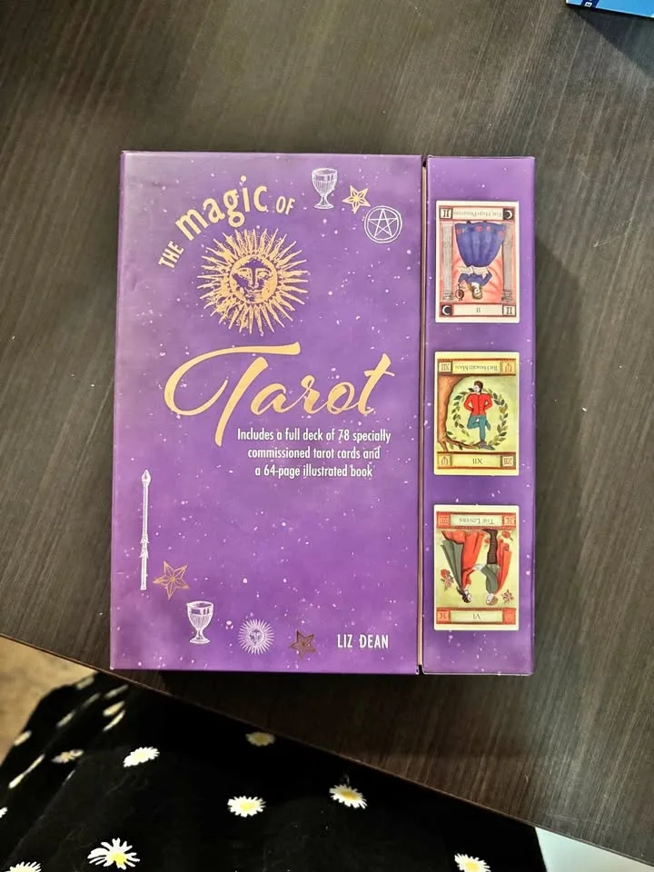 Tarot reading cards