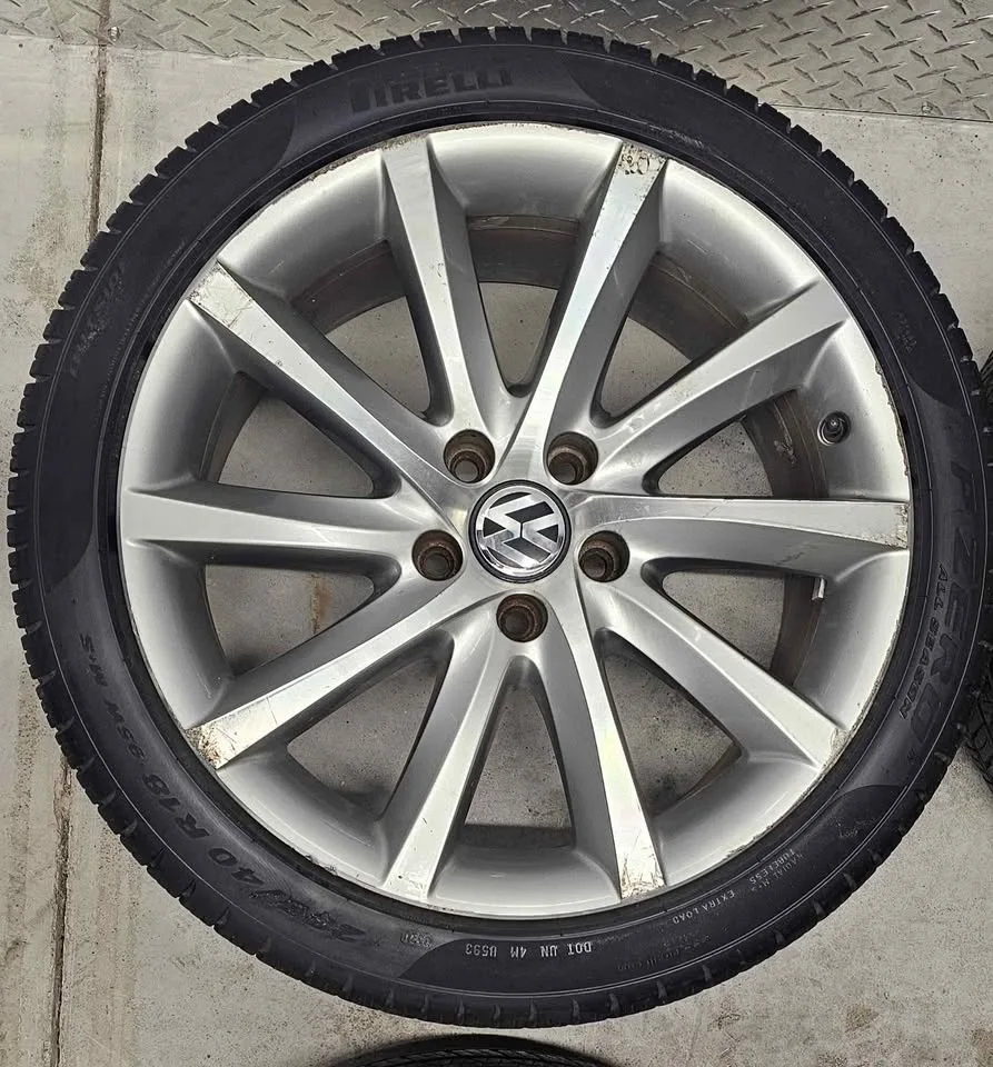 Volkswagen passat oem rims with All Season Tires 235/40R18 image indicator(2)