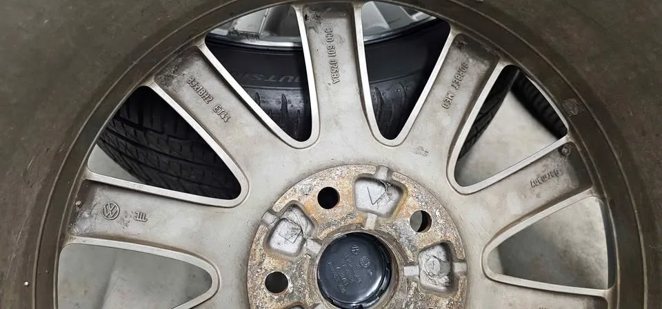 Volkswagen passat oem rims with All Season Tires 235/40R18 image indicator(8)