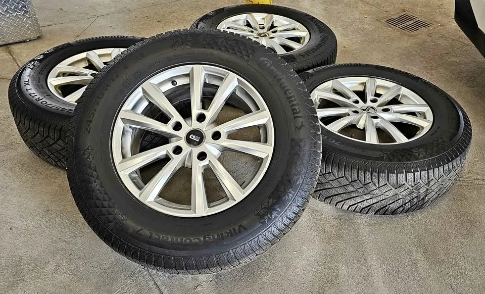 Jeep Grand Cherokee rims with winter tires 245/70R17