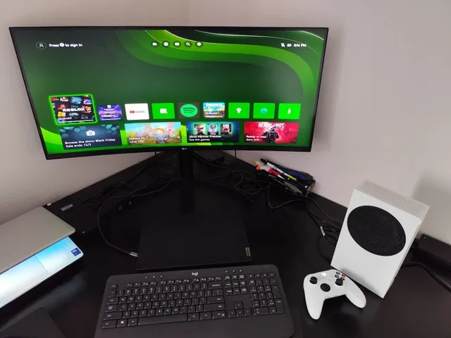 (Delivery) LNIB Xbox Series S w/games image indicator(3)