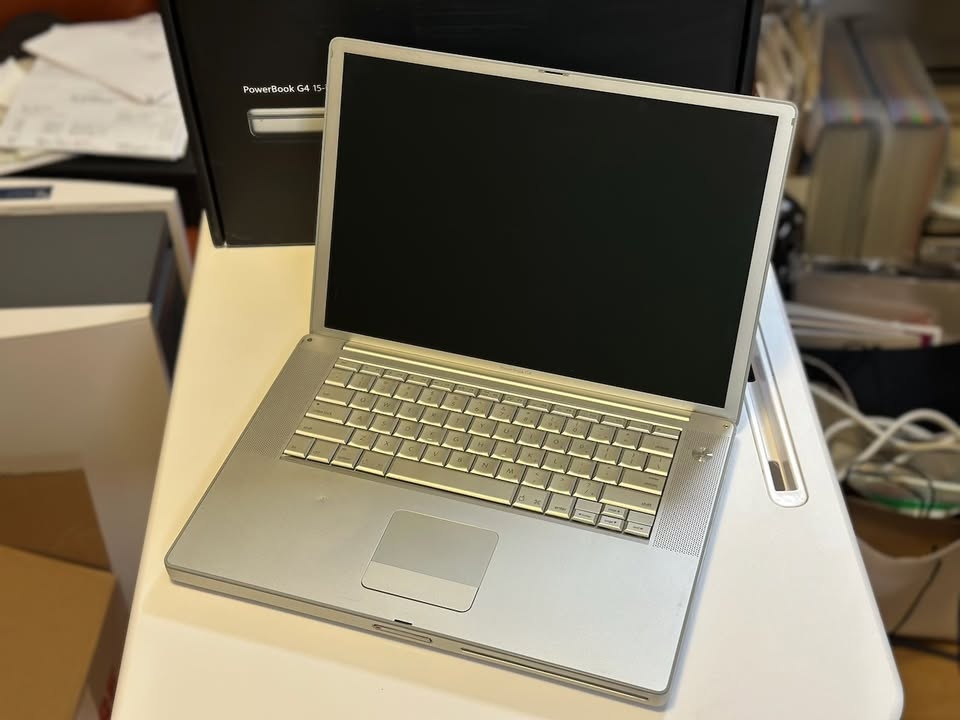 Apple 15-inch PowerBook G4 (2004) - photo 5
