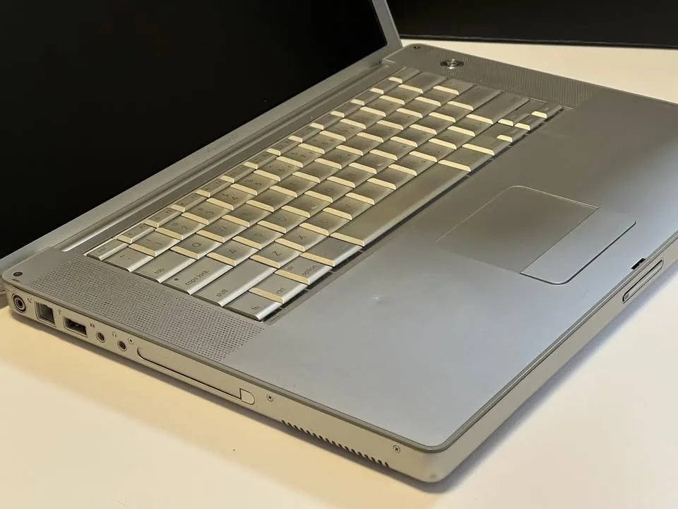 Apple 15-inch PowerBook G4 (2004) image indicator(7)