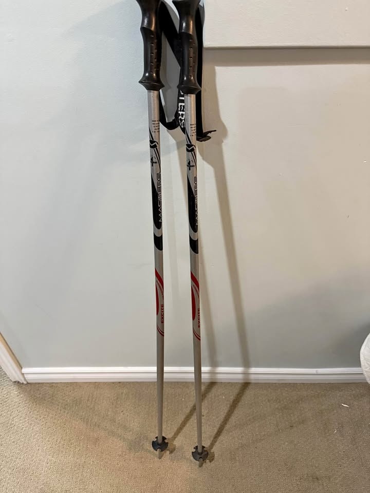 Skis/ski boots/poles