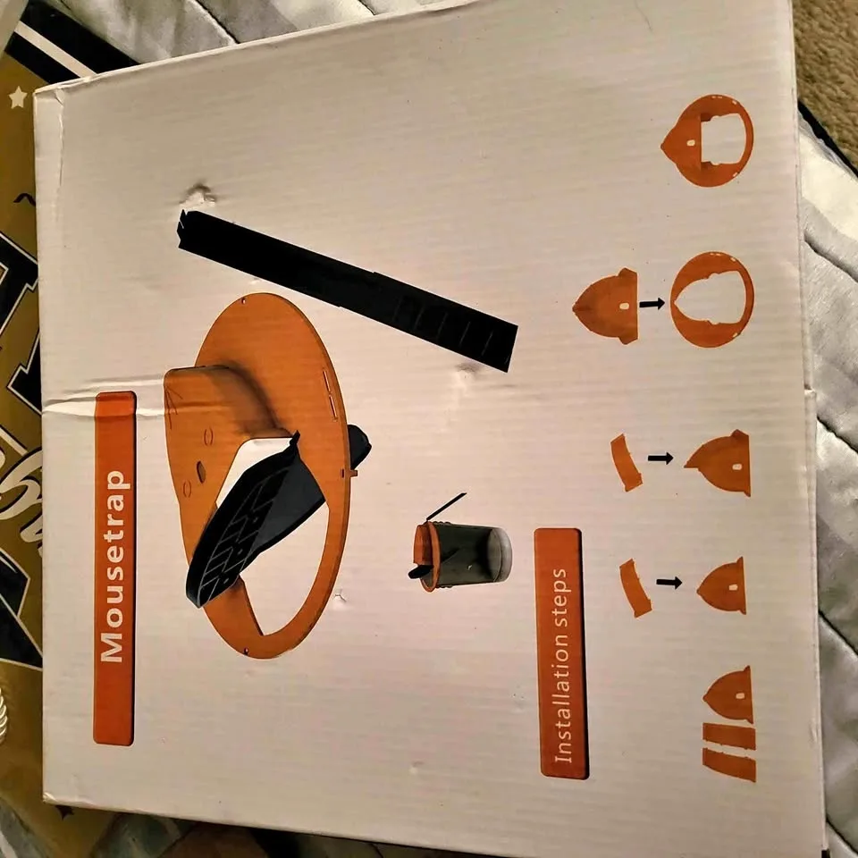 Mouse trap for a 5 L bucket