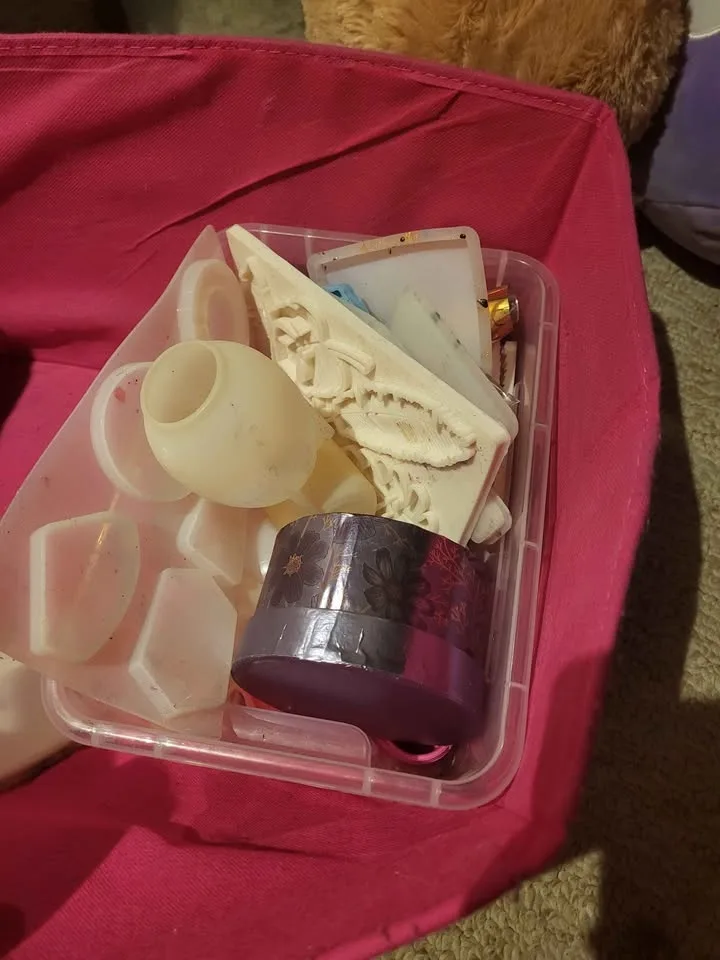 Resin accessories and molds image indicator(9)