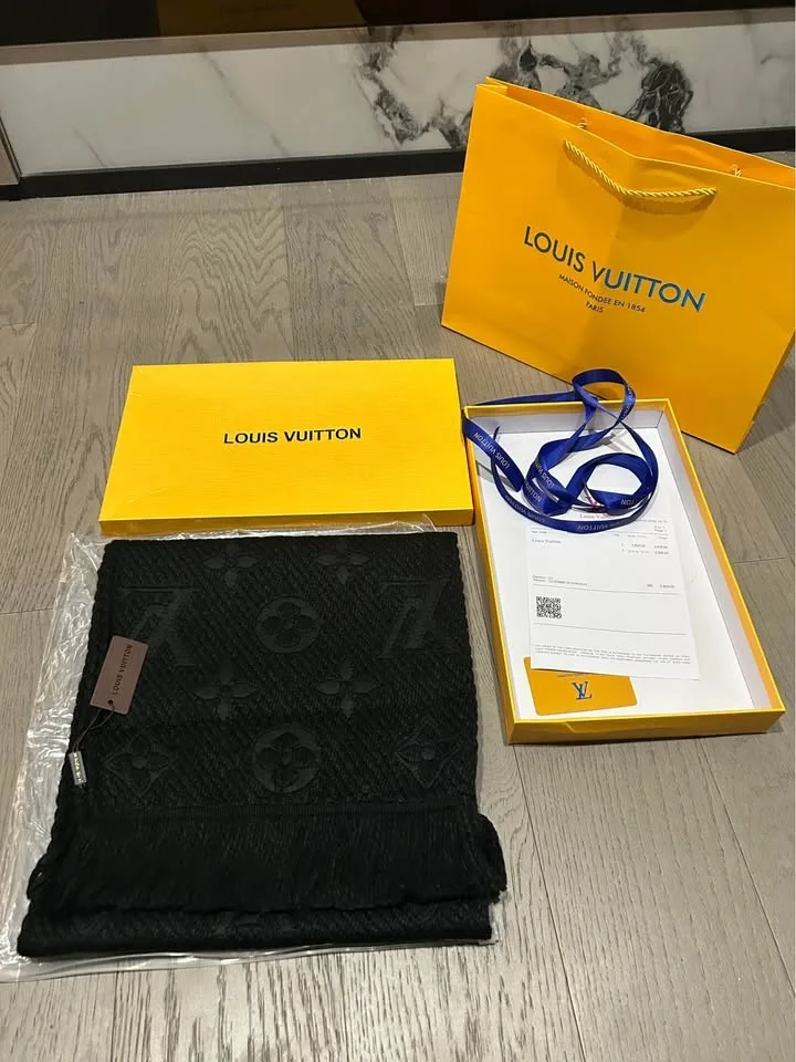 LV Black Winter Scarf (100) image indicator(2)