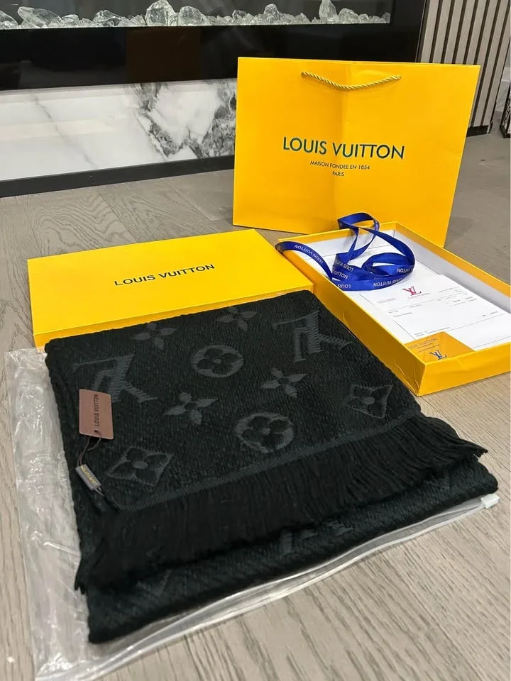 LV Black Winter Scarf (100) image indicator(3)