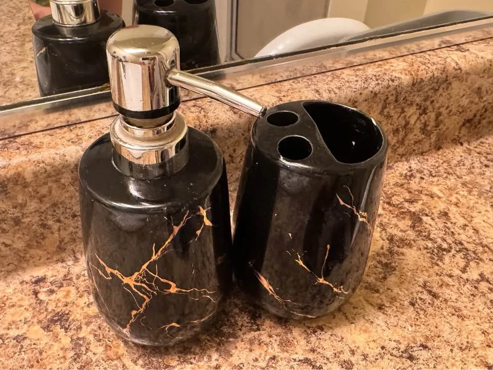 Hand soap dispenser and toothbrush holder image indicator(2)