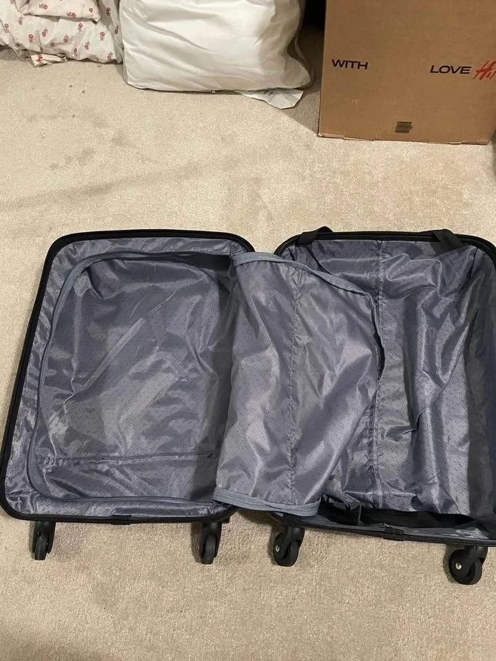 Carry-on Bag and Duffel Bag image indicator(2)