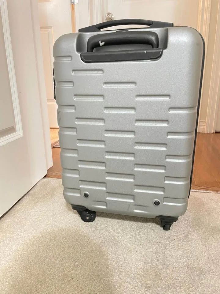 Carry-on Bag and Duffel Bag image indicator(5)