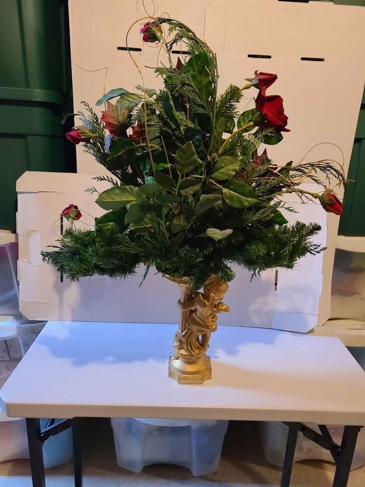 Silk flowers arrangement on a golden ceramic angel - photo 4