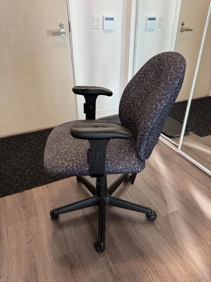 Adjustable Office Chair (Black) image indicator(3)