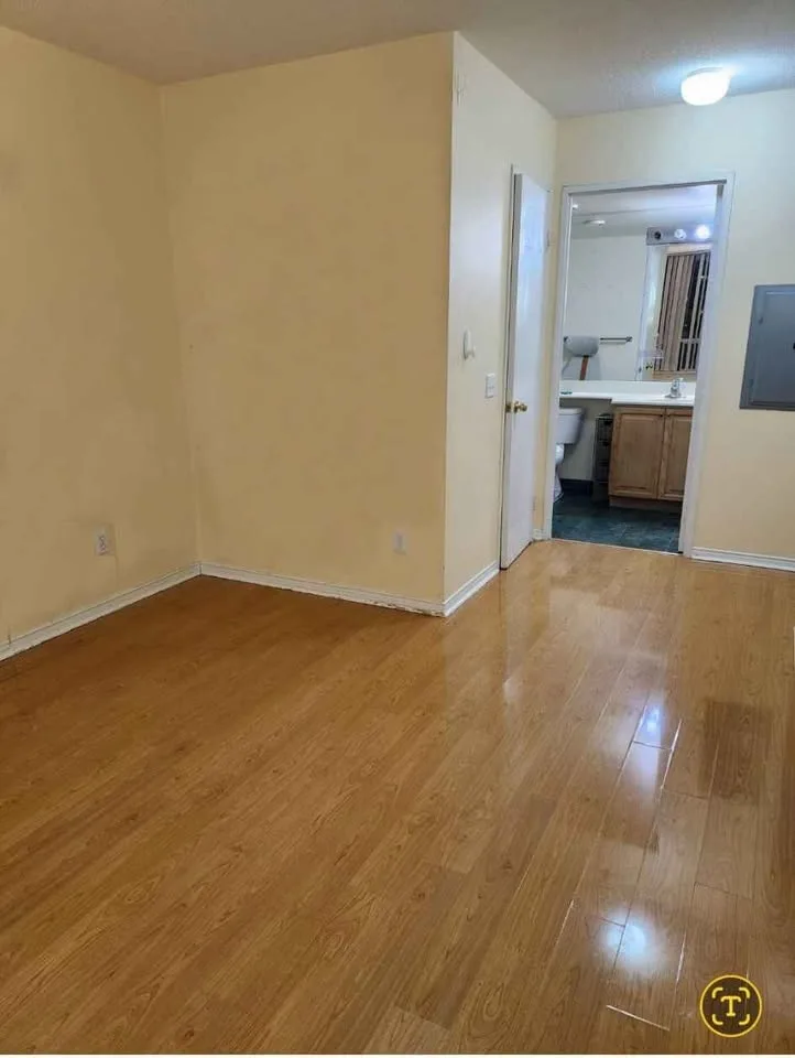 North York Center Master bedroom for rent image indicator(2)