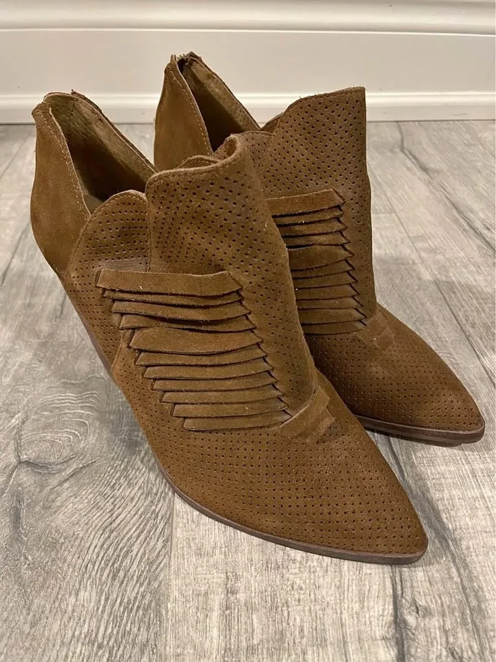 *New* VINCE CAMUTO Leather Boots