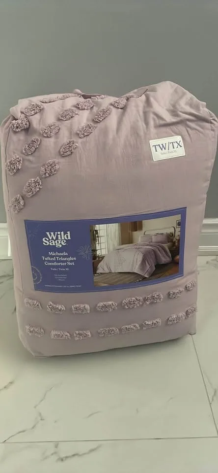 Brand New 2 Piece Comforter Set (Twin/Twin XL) image indicator(2)