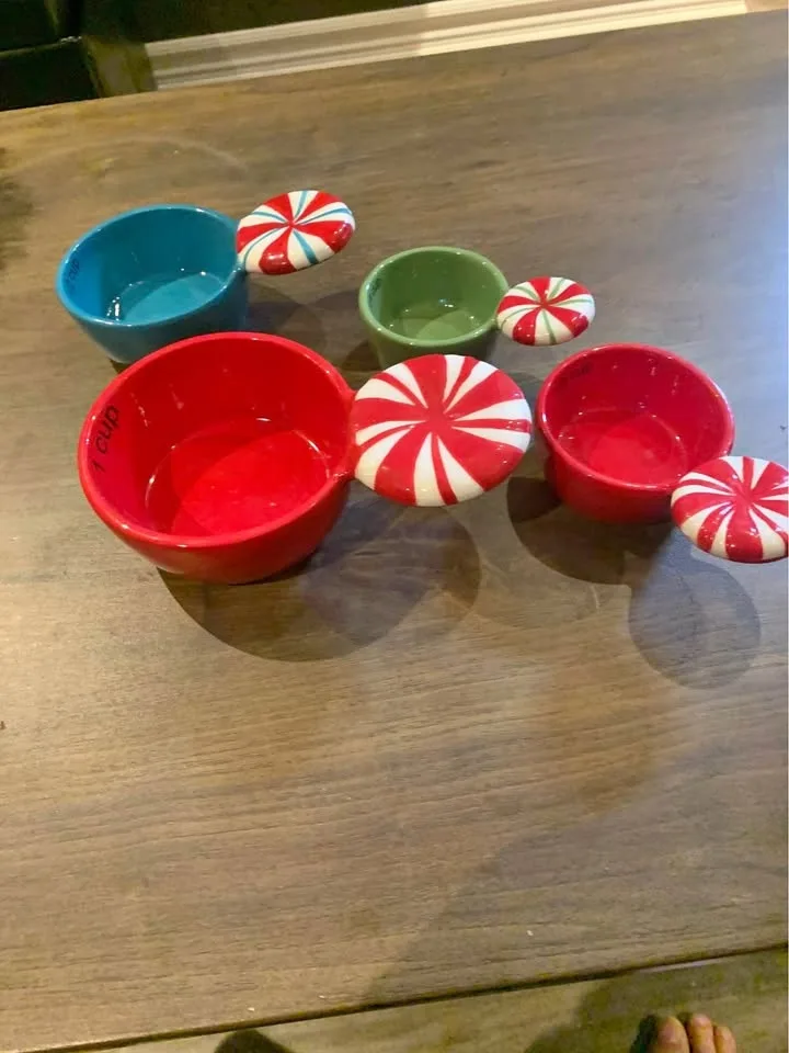 Christmas measuring cups