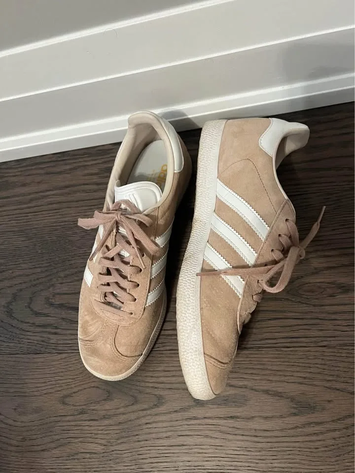 Adidas Gazelle Shoes Size 7.5 image indicator(2)
