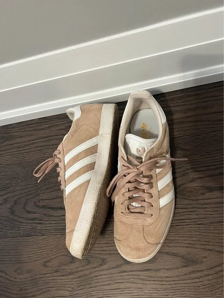Adidas Gazelle Shoes Size 7.5 image indicator(3)