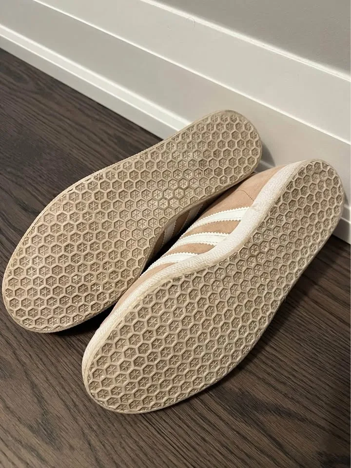 Adidas Gazelle Shoes Size 7.5 image indicator(6)