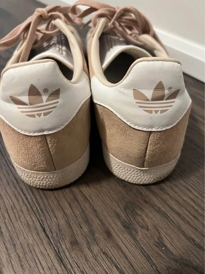 Adidas Gazelle Shoes Size 7.5 image indicator(7)