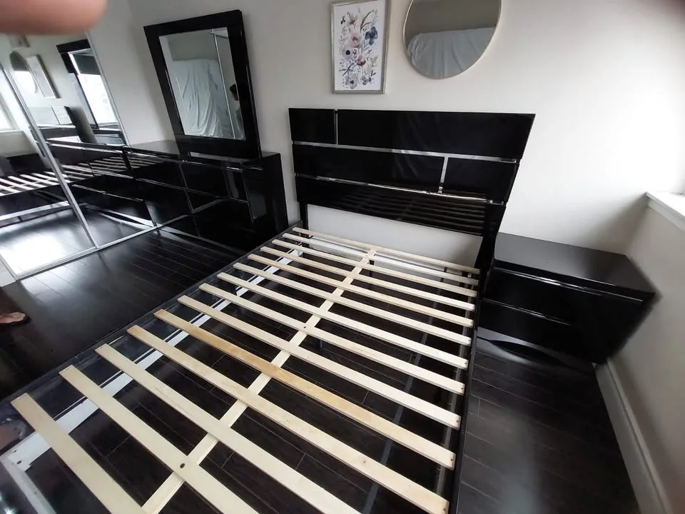 Modern Black Bedroom Set: Queen Bed, Dresser, Nightstand image indicator(5)