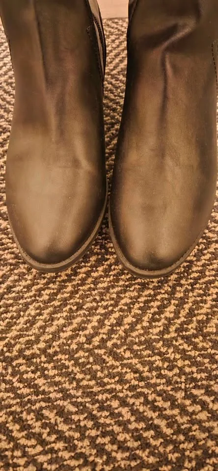 Boots size 9 image indicator(3)