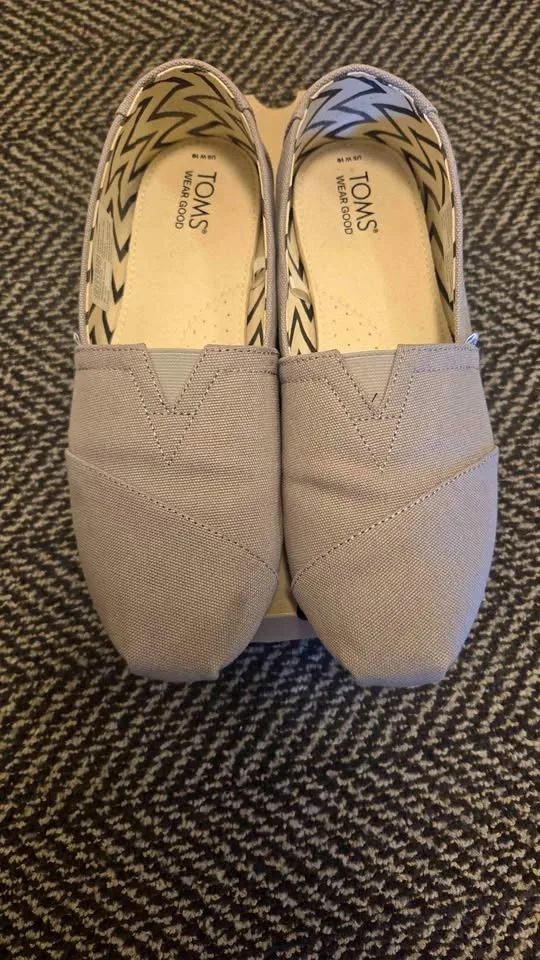 Grey Tom's size 10