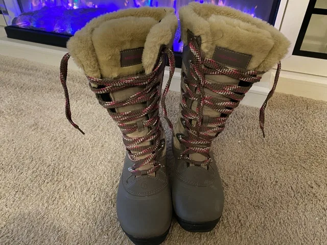 Merrell Snow Boots -Sized 8. #Cleanout image indicator(2)