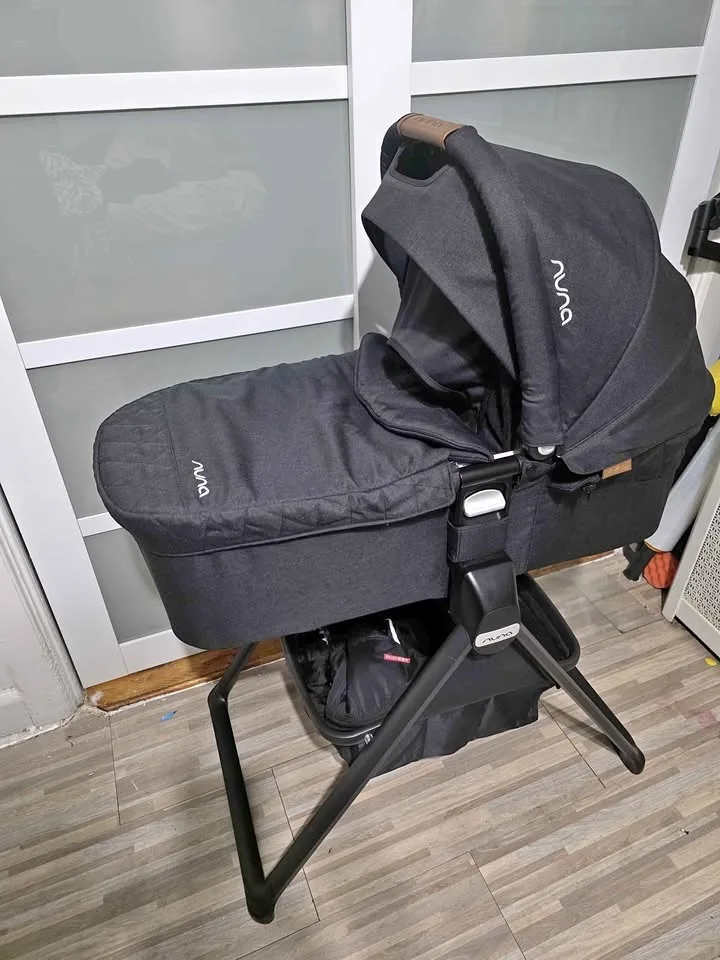 Nuna Mixx Bassinet with stand and stroller