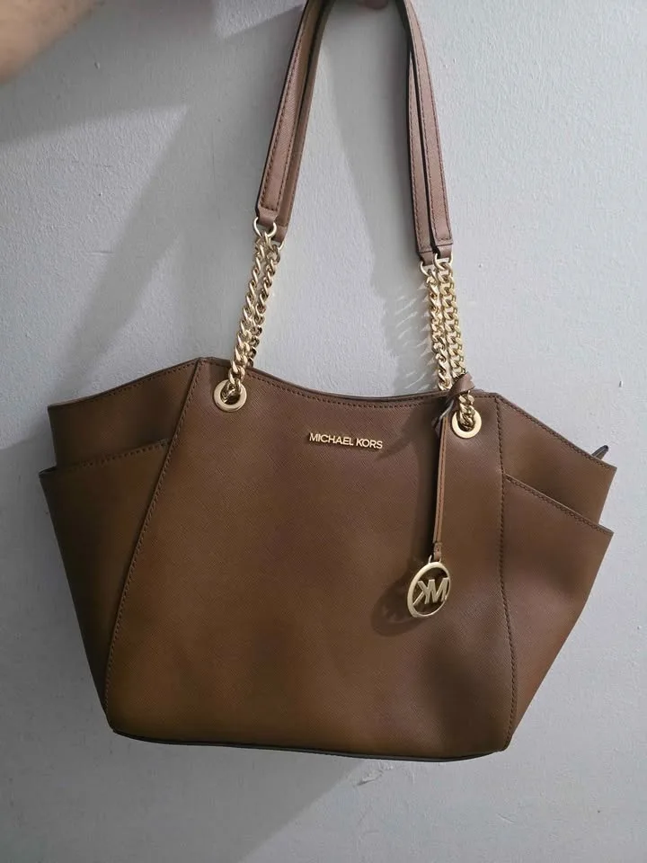 Michael Kors Jet Set Shoulder Bag image indicator(2)