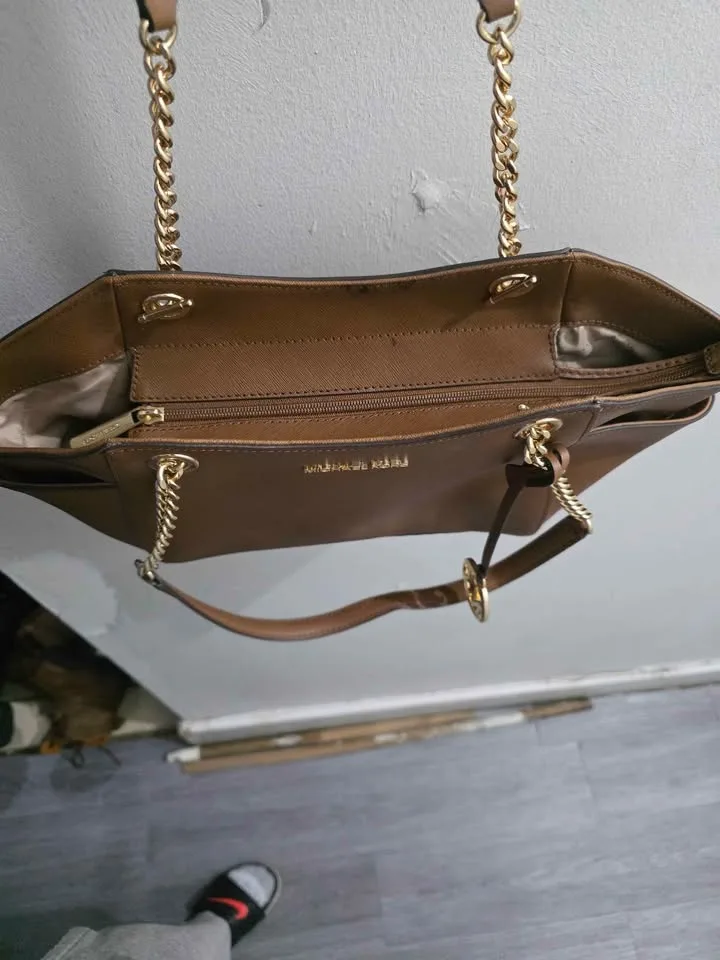 Michael Kors Jet Set Shoulder Bag image indicator(3)