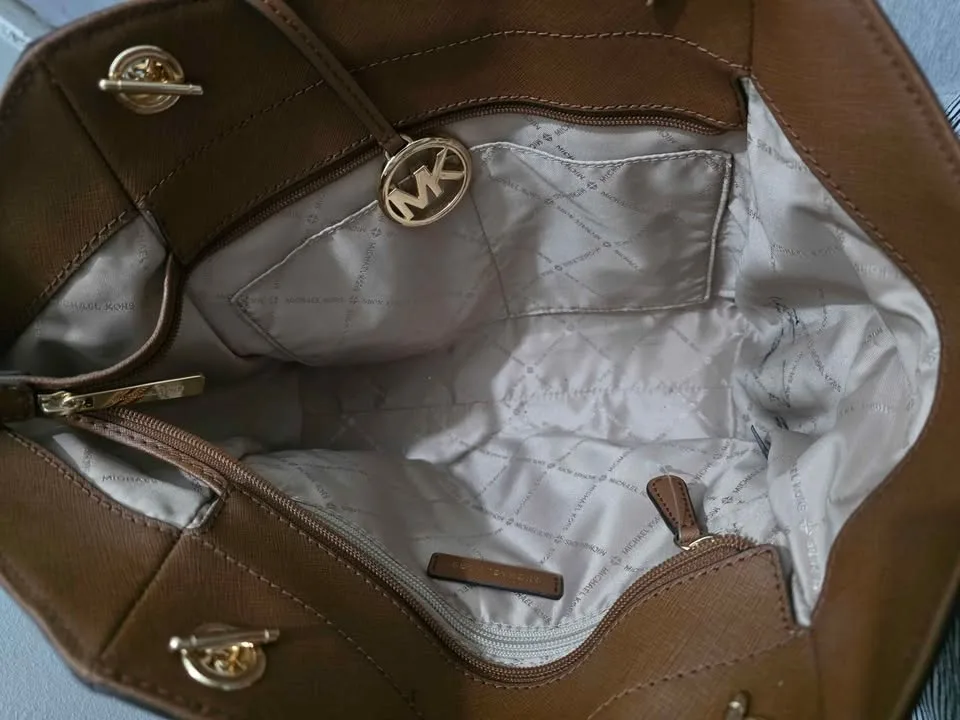 Michael Kors Jet Set Shoulder Bag image indicator(4)