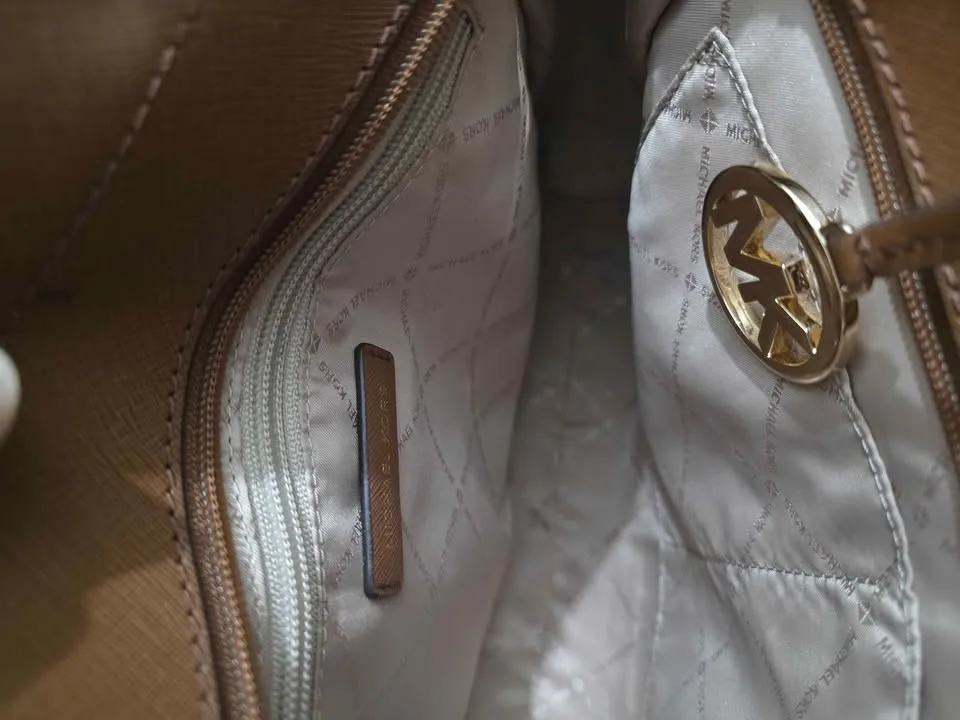 Michael Kors Jet Set Shoulder Bag image indicator(5)