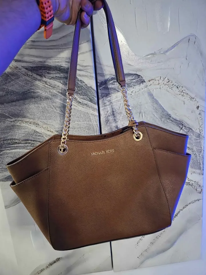 Michael Kors Jet Set Shoulder Bag image indicator(6)