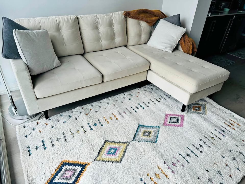 NOA Sectional Sofa with 4 cushions