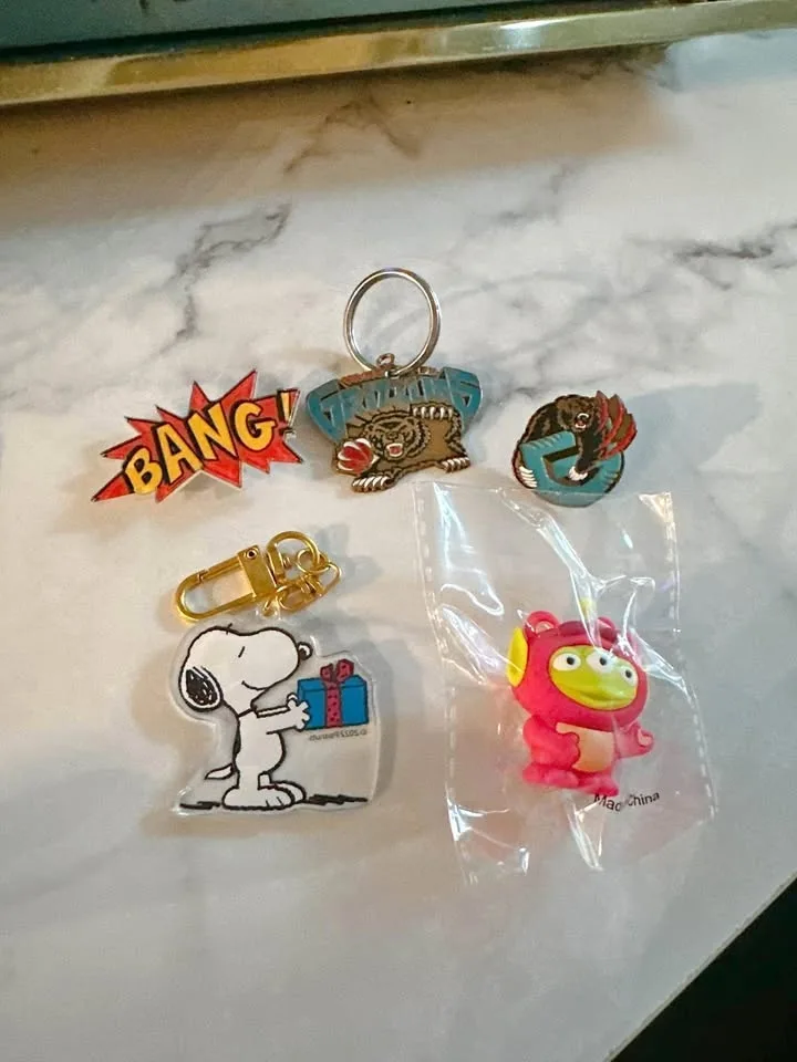Vancouver Grizzlies Keychain+ pin, Snoopy, Toy Story & Pokemon S